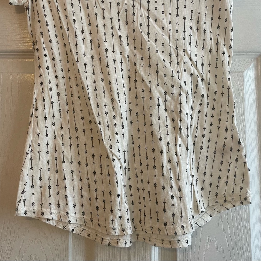 Maurices Cream V-Neck Top w/Arrow Print Women’s Size Medium Feminine Boho Chic - Picture 4 of 15